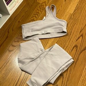 Alo yoga set in lilac